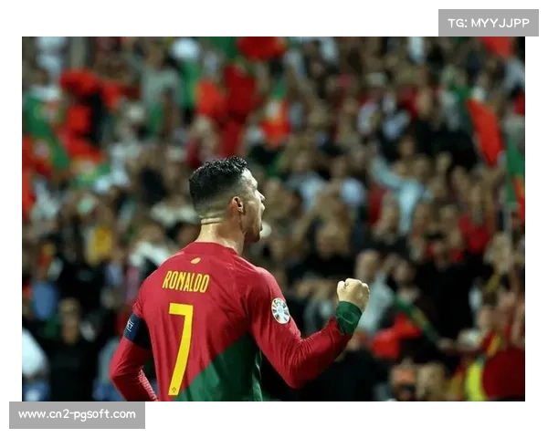 洛博特卡弧顶抽射破门后，手指队徽奔向主场球迷。