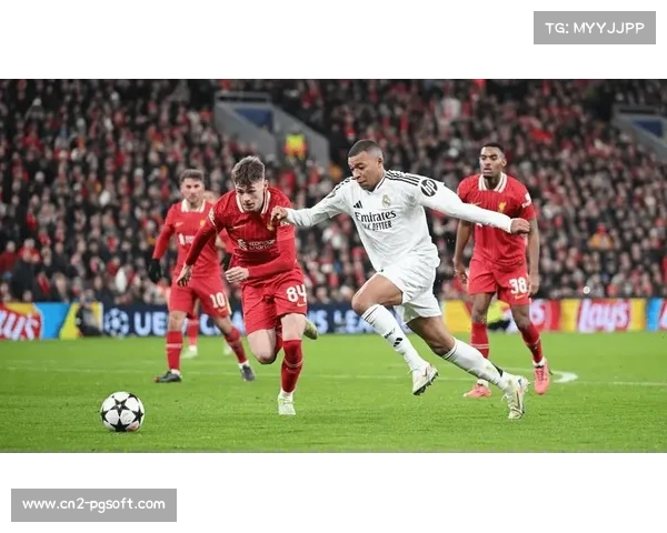 欧冠球迷冲突：马赛主场投掷物袭击利物浦替补席，比赛中断